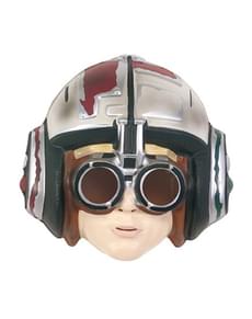 Anakin Skywalker podares mask for a boy